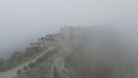 Langsamer-Schwenk-Um-Die-Burgmauern,-Der-Im-Nebel-Rund-Um-Die-Burg-Marvão-Verschwindet