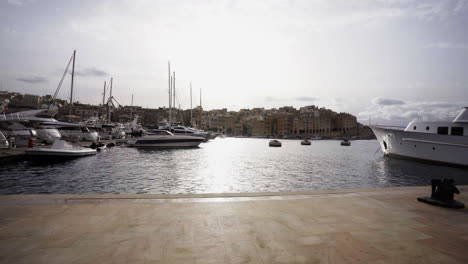 Boote-Liegen-Im-Yachthafen-Von-Valletta,-Im-Hintergrund-Die-Stadt