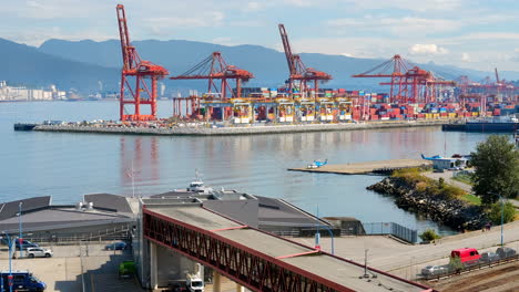 Seebus,-Der-Am-Hafen-Von-Vancouver-In-Kanada-In-Der-Nähe-Des-Hubschrauberlandeplatzes-Und-Des-Frachtterminals-Abfährt-Und-Dort-Ankommt