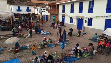 Indígenas-Que-Venden-Frutas-Y-Verduras-En-El-Mercado-De-Pisac-En-El-Valle-Sagrado,-Perú