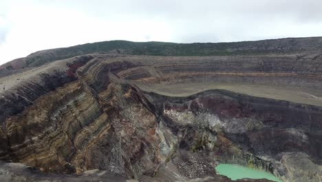 Seitwärtsschwenk-Mit-Drohne-Auf-Dem-Größten-Vulkan-Von-El-Salvador