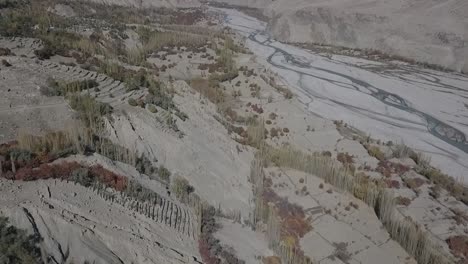 Panoramalandschaft-Auf-Scharfer-Kurve-Des-Indus,-Felsgebirgskette-Und-Weitem-Sandgebiet-Am-Sonnigen-Tag-In-Skardu,-Gilgit-Balistan,-Pakistan