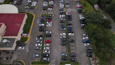 Aerial-shot-flying-over-a-busy-parking-lot-and-supermarket-in-San-Jose-city
