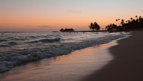 Meereswellen-Rollen-Bei-Sonnenuntergang-Am-Tropischen-Strand