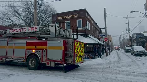 Feuerwehrauto-Vor-Dem-Besten-Istanbuler-Restaurant-Im-Kensington-Market,-Toronto-Während-Eines-Schneesturms