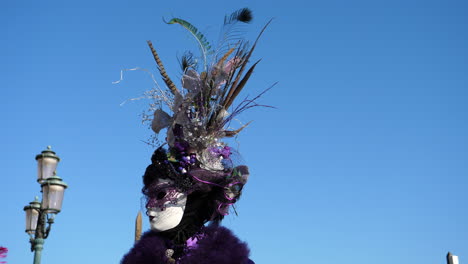 Frau-Mit-Einzigartigem-Lila-Federkopfschmuck-Und-Volto-Maske-Im-Karneval-Von-Venedig
