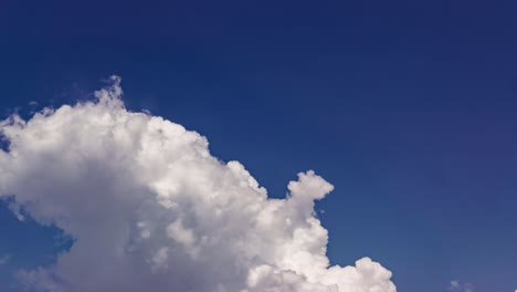 Time-Lapse-of-cumulus-clouds-puffy-with-sky