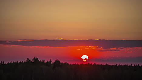 Bei-Sonnenuntergang-Versinkt-Die-Sonne-Unter-Wolken-Und-Wald