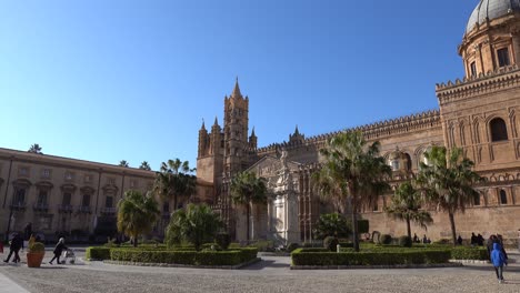 Kathedrale-Von-Palermo-Mit-Touristen,-Die-Den-Ort-Besuchen-Und-Herumlaufen