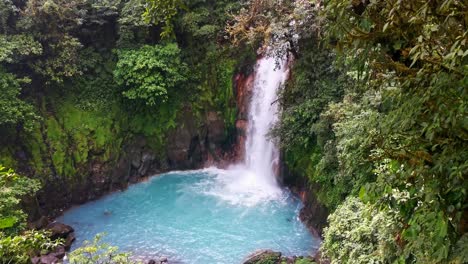 The-iconic-Rio-Celeste-waterfall-with-its-turquoise-pool-underneath-in-northern-Costa-Rica-on-a-cloudy-day