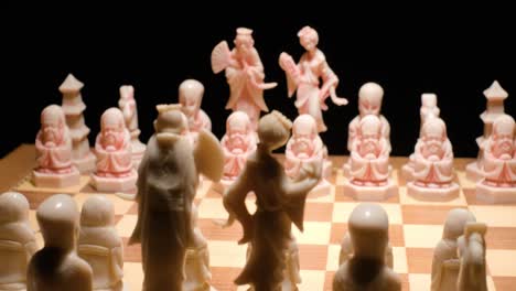 Chinesische-Figur-Schachbrett-Elfenbeinfiguren,-Langsame-Annäherung,-Selektiver-Fokus