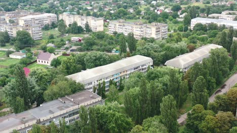 Luftdrohnenvideo-Von-Mehrfamilienhäusern-In-Der-Stadt-Kalyta-An-Der-Grenze-Der-Oblast-Kiew-Und-Der-Oblast-Tschernihiw-In-Der-Ukraine