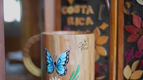 typical-wooden-cup-costa-rica,gift-store-for-tourists,-souvenir-store-typical-of-costa-rica