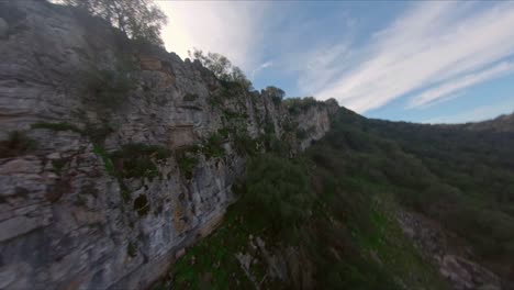 Luftaufnahme,-Die-über-Den-Wunderschönen-Alpinen-Bergrücken-In-Spanien-Fliegt