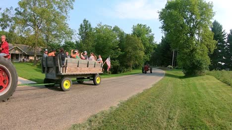 Dos-Tractores-Farmall-De-La-Asociación-De-Motores-Y-Tractores-Antiguos-En-Un-Desfile-A-Través-De-Las-Zonas-Rurales-De-Illinois