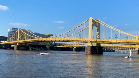 Die-Andy-Warhol-Bridge,-Auch-Als-Seventh-Street-Bridge-Bekannt,-überspannt-Den-Allegheny-River-In-Der-Innenstadt-Von-Pittsburgh,-Pennsylvania,-USA