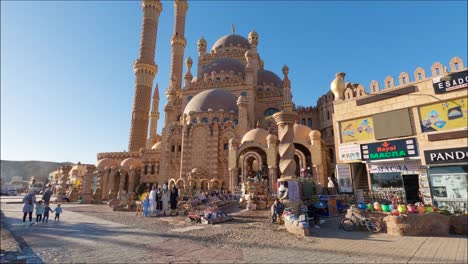 Blick-Auf-Einen-Platz-Auf-Dem-Alten-Markt-Von-Scharm-El-Scheich-Mit-Der-Al-Sahaba-Moschee-Und-Menschen,-Die-Spazieren-Gehen