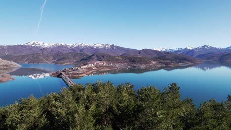 Largo-Puente-Sobre-Un-Enorme-Lago-Azul-Cristalino