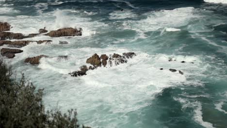 Blick-Auf-Die-Tosenden-Wellen-Im-Indischen-Ozean-Vom-Aussichtspunkt-Bei-Knysna-Heads-In-Südafrika