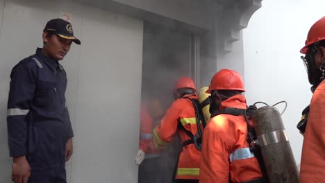 West-Java,-Indonesien,-1.-Dezember-2021:-Starke-Und-Mutige-Feuerwehrleute-Betreten-Das-Rauchige-Gebäude,-Um-Opfer-Zu-Retten