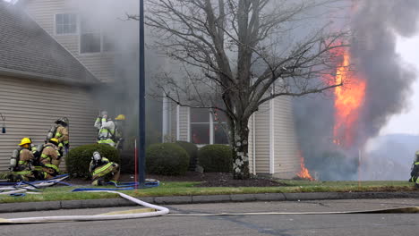 Ein-Team-Von-Feuerwehrleuten-Bereitet-Feuerlöschschläuche-Vor-Einem-Brennenden-Haus-In-Connecticut-Vor
