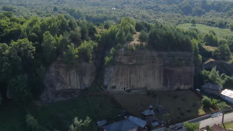 Rumänisches-Kloster,-Das-In-Eine-Große-Bergformation-Gehauen-Ist