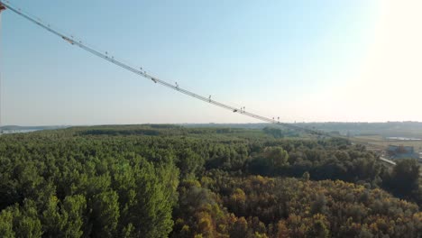 Cable-Principal-Del-Puente-Braila-Cruzando-El-Vasto-Bosque-Verde-En-Rumania