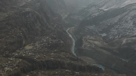 Hochwinkel-Luftüberwachungsdrohnenansicht-Des-Hunza-Tals-Mit-Fluss,-Der-Durch-Das-Tal-Fließt