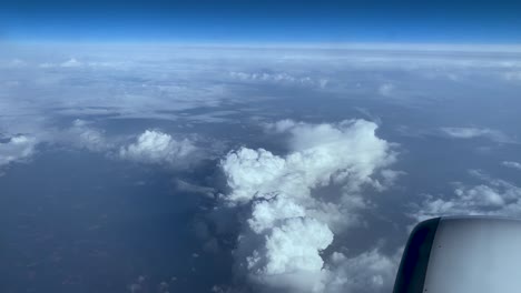 Nubes-Brillantes-Y-Vista-De-La-Vasta-Atmósfera-Desde-Un-Avión-Que-Viaja-Dentro-De-Oporto,-Portugal