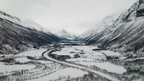 Snow-covered-Manndalen-valley-in-winter-with-steep-dramatic-mountains