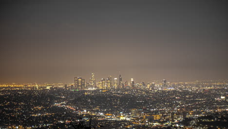 Luftaufnahme-Der-Wunderschönen-Beleuchtung-Von-Los-Angeles-Bei-Nacht-–-Wunderschöne-Skyline-Und-Fliegende-Flugzeuge-Am-Himmel