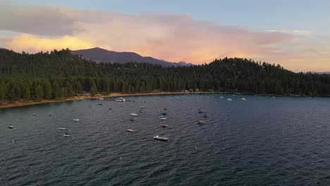 Barcos-En-El-Lago-Tahoe-Durante-La-Puesta-De-Sol-En-California,-Ee.uu.---Toma-Aérea-De-Drones