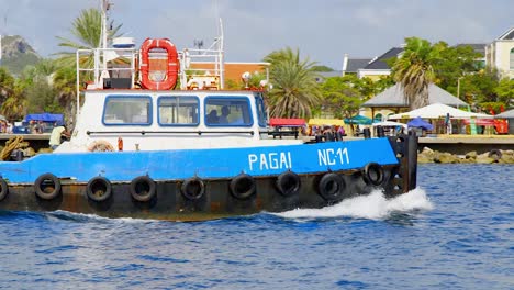 KKT-Schlepper-Fährt-Durch-Willemstad-In-Richtung-Hafen-Auf-Der-Karibikinsel-Curaçao