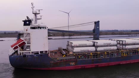 Luftkreis-Dolly-Ansicht-Von-Der-Steuerbordseite-Des-Frachtschiffs-Pacific-Fortune-Entlang-Der-Oude-Maas