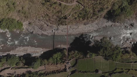 Metalldraht-Hängebrücke-überspannt-Einen-Felsigen-Gebirgsfluss-In-Kabayan-Benguet,-Philippinen,-Vogelperspektive-Von-Oben-Nach-Unten,-Weitwinkelantenne