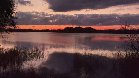 Zeitraffer-Des-Sonnenuntergangs-Mit-Seeblick-Am-Lake-David-In-Groveland,-Florida
