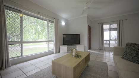Innenarchitektur-Eines-Modernen-Wohnzimmers-Mit-Großen-Fenstern-Und-Weißen-Wänden
