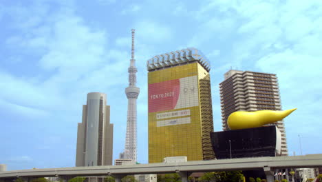 Tokyo-Skytree,-Flamme-D&#39;Or,-Asakusa,-Tokio,-Japan-Ca.-April-2020:-Viele-Lastwagen-Fahren-Auf-Der-Schnellstraße