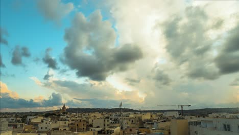 Lapso-De-Tiempo-De-Día-A-Noche-Sobre-Siggiewi,-Malta,-Mucho-Movimiento-De-Nubes