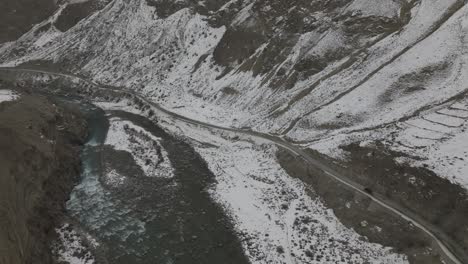 Luftaufnahme-Des-Karakoram-Highway-In-Der-Nähe-Des-Khunjerab-Passes,-Hunza-Tal,-Pakistan---Drohnenaufnahme