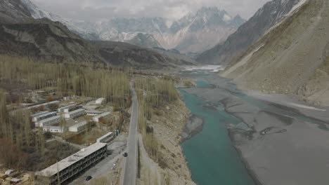 Luftaufnahmen-Entlang-Der-Karakorum-Autobahn-Neben-Fluss-Und-Gebäuden-Im-Hunza-Tal