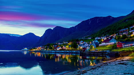 Zeitrafferaufnahme-Des-Beleuchteten-Dorfes-Flam-In-Norwegen-Mit-Wunderschönen-Gebäuden-Am-Fjord-Bei-Violettem-Himmel-Nach-Sonnenuntergang,-Norwegen