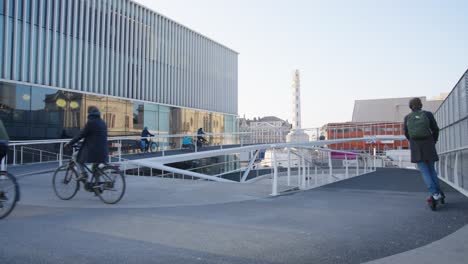 Gente-En-Bicicleta-En-El-Puente-Espiral-En-La-Estación-De-Lovaina-En-Bélgica