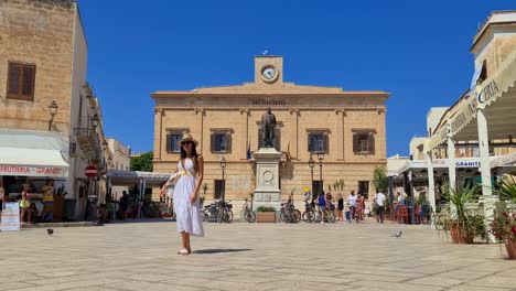 Schöne-Touristische-Frau-Posiert-Im-Stadtzentrum-Der-Insel-Favignana-In-Sizilien,-Italien