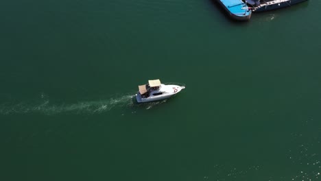 Eine-Luxus-Motoryacht-Segelt-über-Das-Klare-Grüne-Wasser-Des-Mittelmeers-In-Den-Yachthafen-Von-Herzeliya-Auf-Dem-Weg-Zu-Ihrem-Liegeplatz
