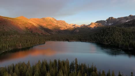 Sonnenuntergangshimmel,-Der-Sich-Auf-Dem-Wasser-Am-Lake-Tahoe-In-Den-Bergen-Der-Sierra-Nevada,-Usa,-Spiegelt---Drohnenaufnahme-Aus-Der-Luft