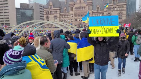 Menschenmenge-Versammelte-Sich-Auf-Dem-Nathan-Phillips-Square,-Um-Gegen-Den-Ukraine-Russland-Konflikt-Zu-Protestieren
