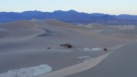 Flight-over-the-sand-dunes-in-the-desert