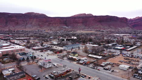 Luftaufnahme-Von-Schneebedeckten-Häusern-In-Moab,-Utah