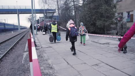 Ukrainische-Flüchtlinge-Stiegen-Aus-Dem-Zug